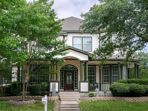 Charming Family Getaway Near Wedding Venues.