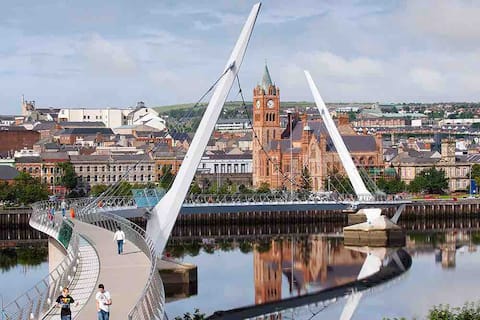 Popular Airbnb listing: Entire 1 bedroom apartment close to city centre. in Derry City