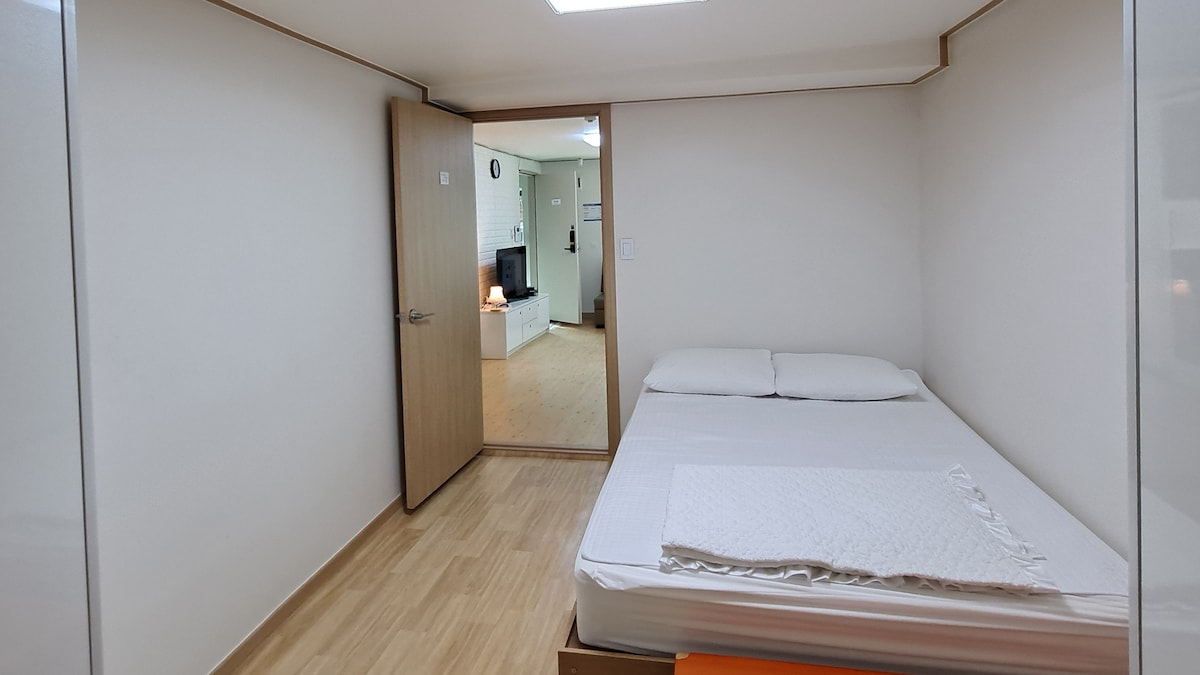 غرفة رئيسية بسرير مزدوج