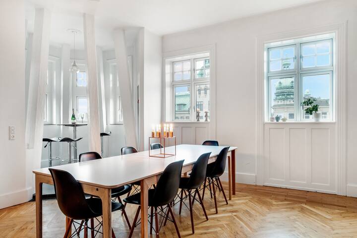 DESIGN. COMFORT. LOCATION. MASSIVE 250sqm. ENJOY! gallery image 5