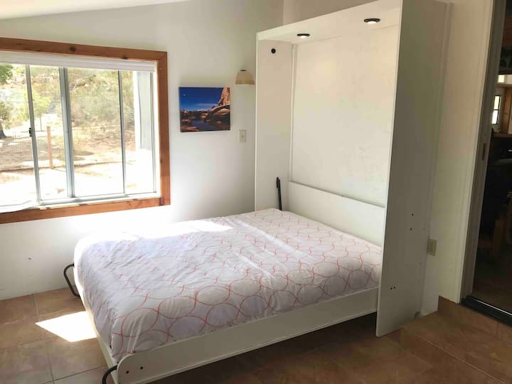 主屋配有标准双人尺寸的墨菲床……