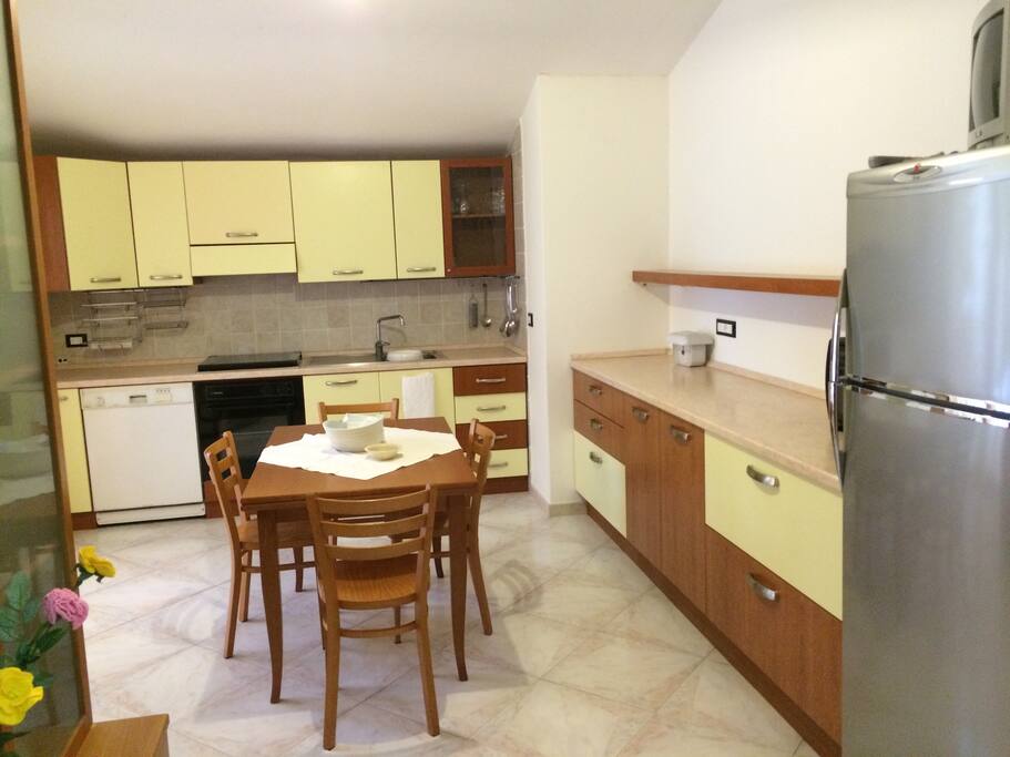 Cucina con tavolo apribile che diventa il doppio