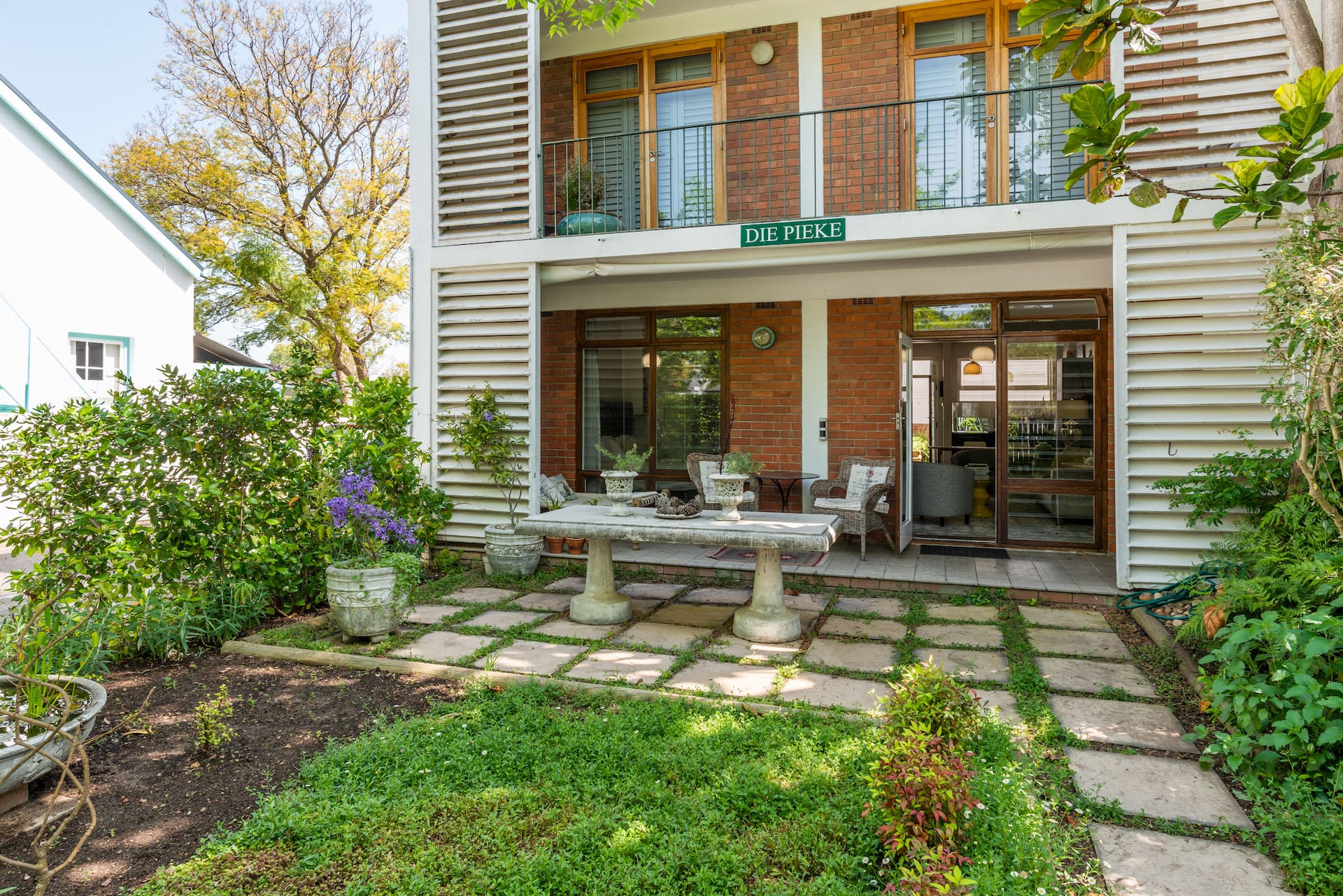 Beautiful and bright garden villa, Town Central.