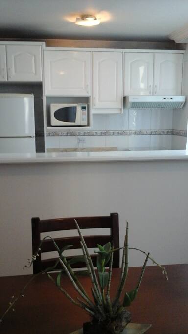 Cocina con línea blanca