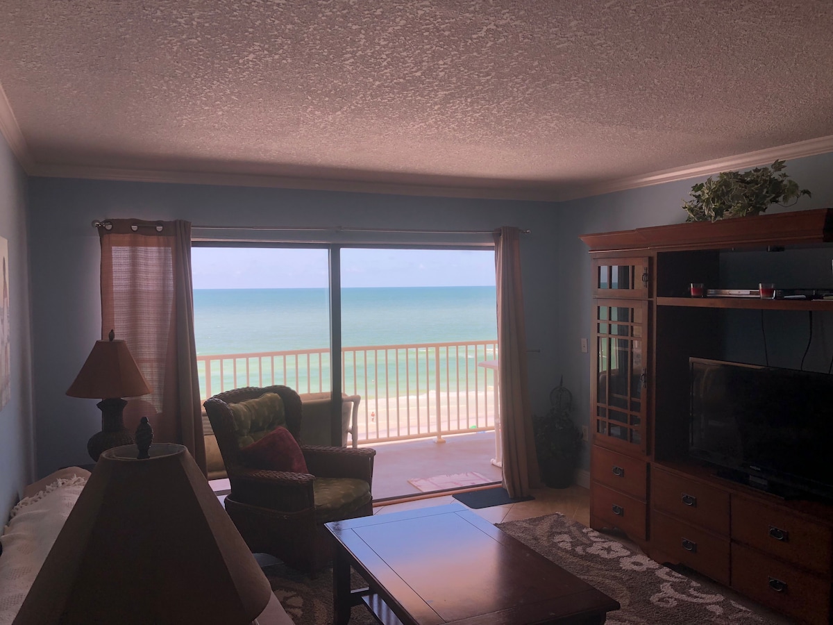 ห้องนั่งเล่นพร้อมระเบียงหน้าอ่าวไทย 