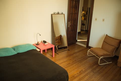 Habitación con cama doble enfrente a  Plaza Zabala