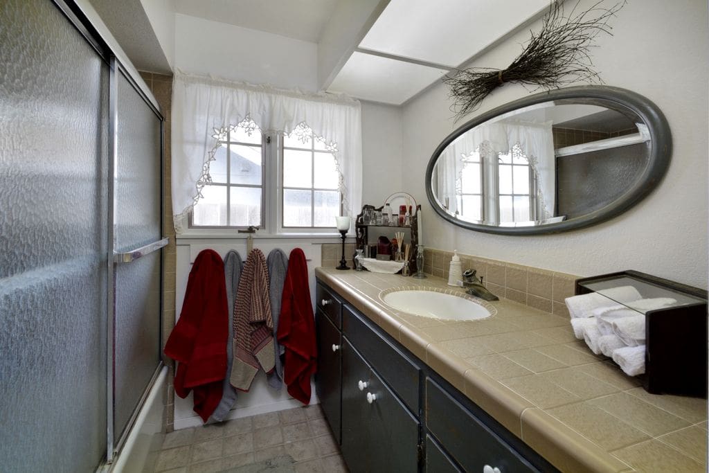 Private full bathroom with tub/shower