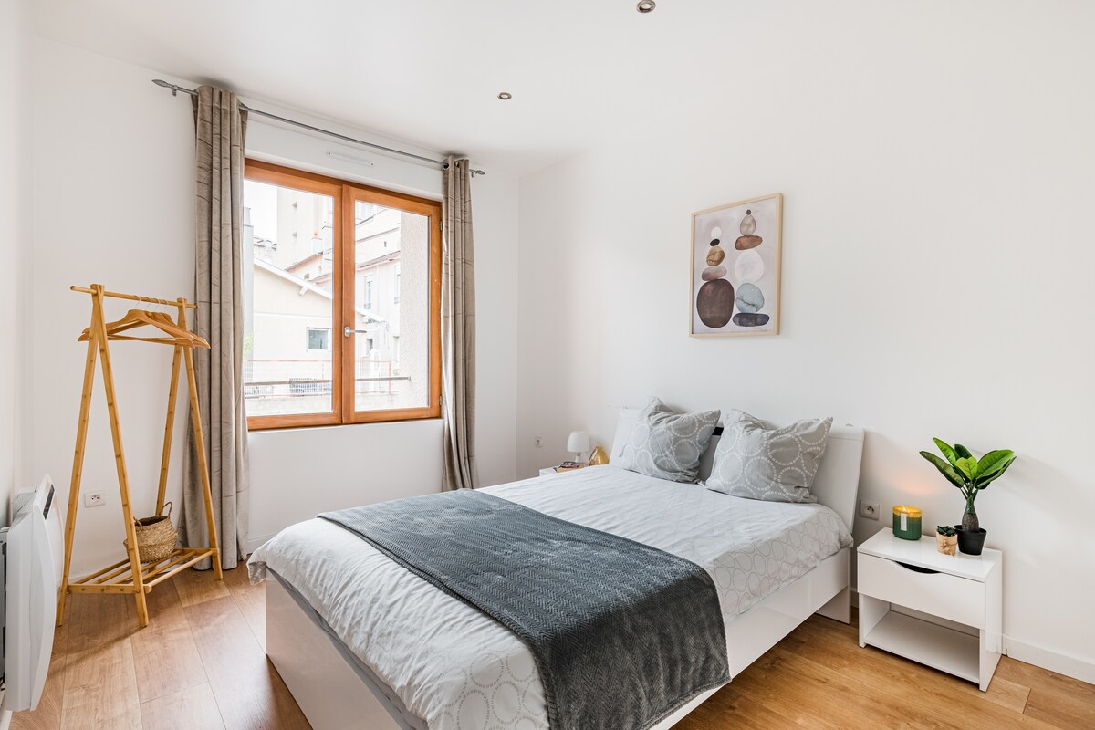 Krevat dopio shumë i rehatshëm për 1-2 persona, mund të shijosh shtrojat e krevatit që përfshihen në qëndrimin tënd. 