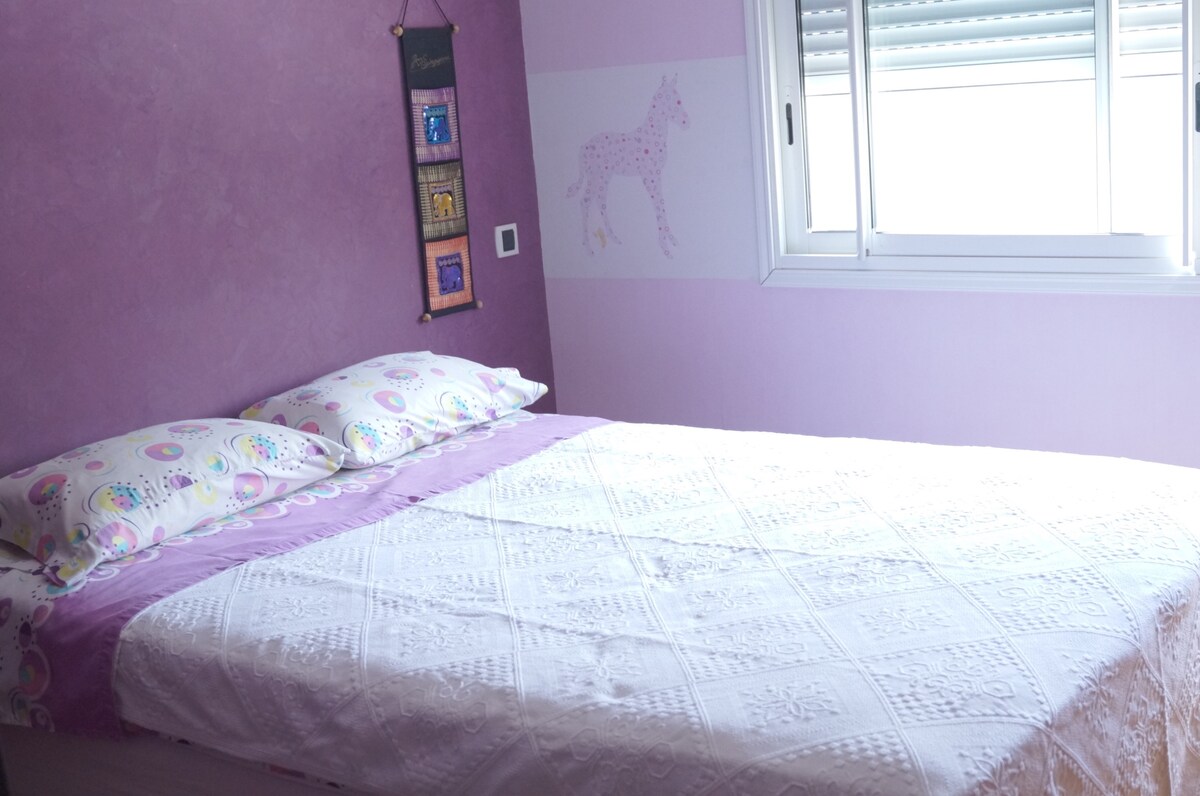 Spálňa s manželskou posteľou na poschodí