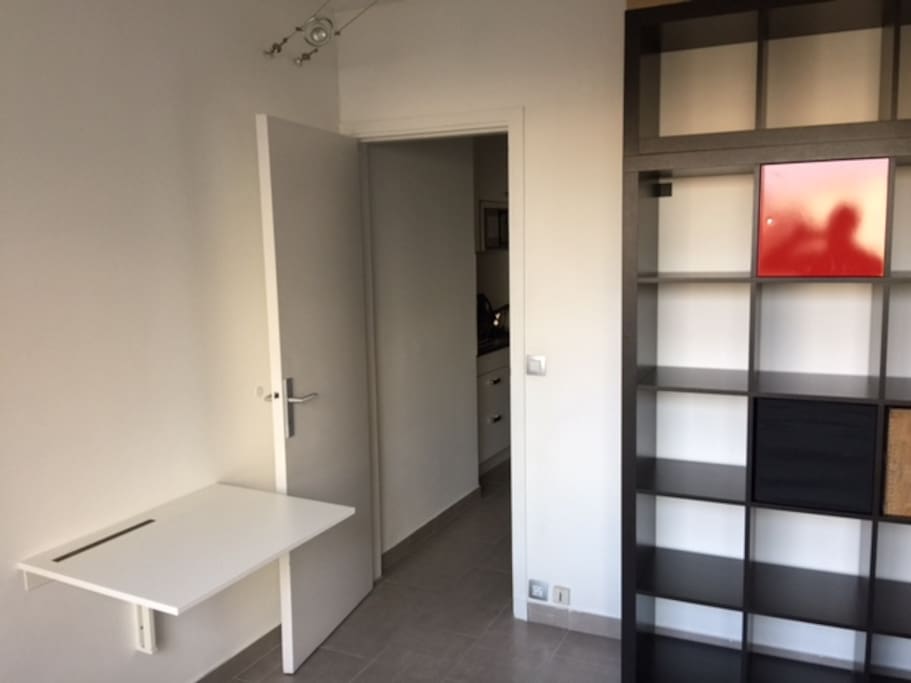 Everything to store your documents, your electronic devices, your sweaters and more in this large Ikea furniture : 2,50 m X 2,00 m