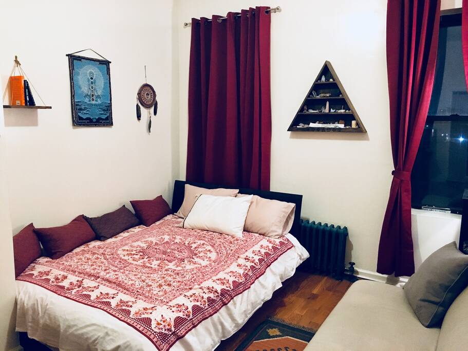 Master bedroom w/queen bed & couch