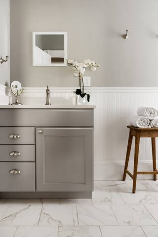 Stroll to the Harbor from a Remodeled Downtown Apartment gallery image 5