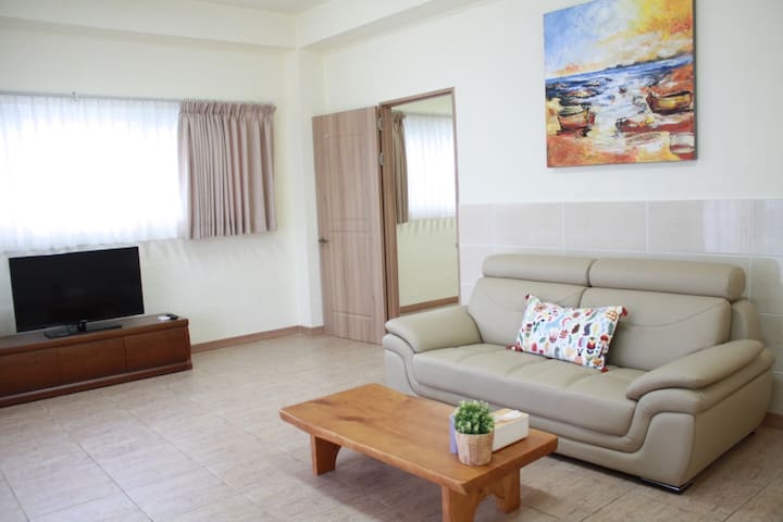 The Spacious Oceanview Modern House on Beach Rd!
