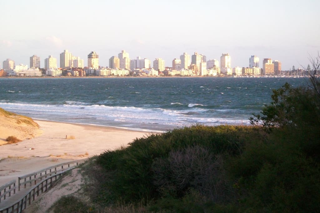 vista de la playa mansa desde la parada 11 de l costanera