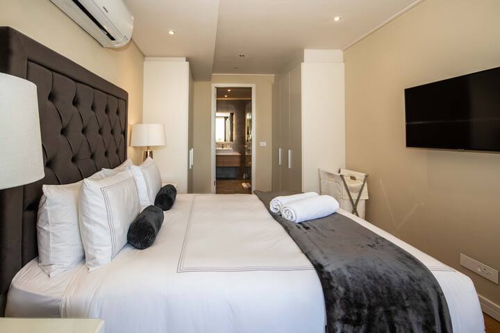 Stylish Two Bedroom Apartment in The Glengariff. gallery image 2