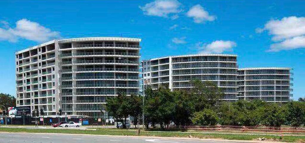 Lyneham apartment with free parking, pool and gym