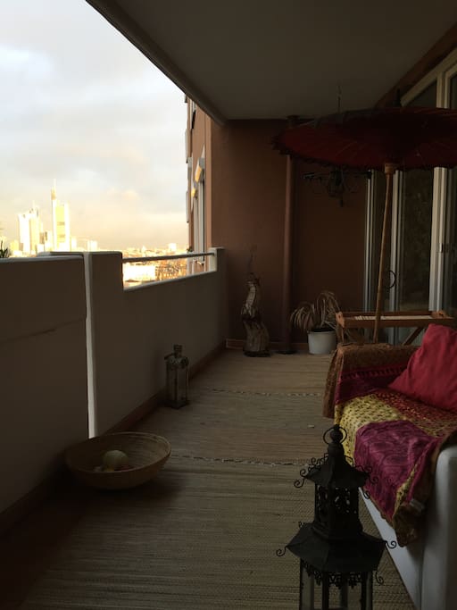 Von Deinem Zimmer hast Du direkten Zugang zum Balkon - und kannst die Skyline (siehe hinten links) betrachten (Blickrichtung Nord); oder den SonnenUntergang (Blickrichtung West)!