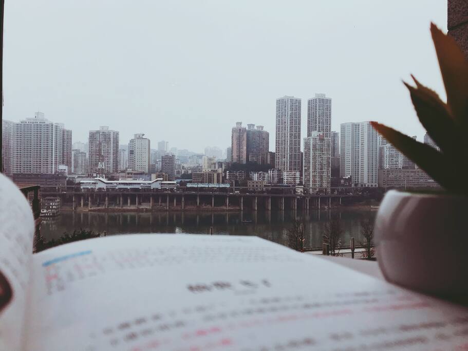 落地窗 看轻轨沿江穿行