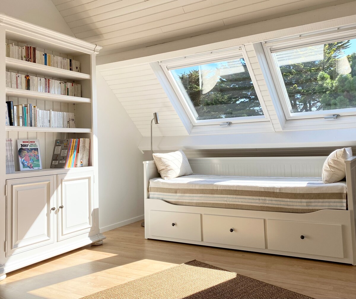 Soba za igru/ spavaća soba 5 dodatnih - krevet 160x200 (2 madraca 80x200)

Pristup spavaćim sobama 3 i 4 kroz ovu prostoriju