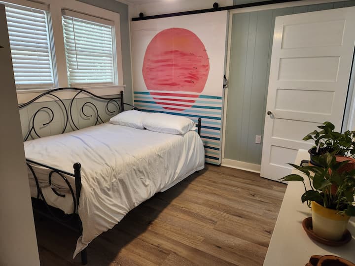 Chumba cha wageni. Kitanda cha ukubwa kamili.