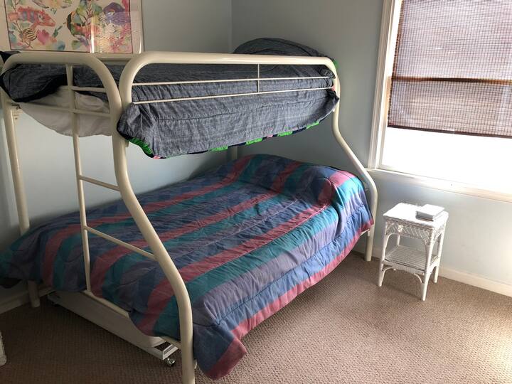 Dormitorio 3. Cama individual en la parte superior, completo en la parte inferior con otra individual lista para retirarse debajo de la cama completa.