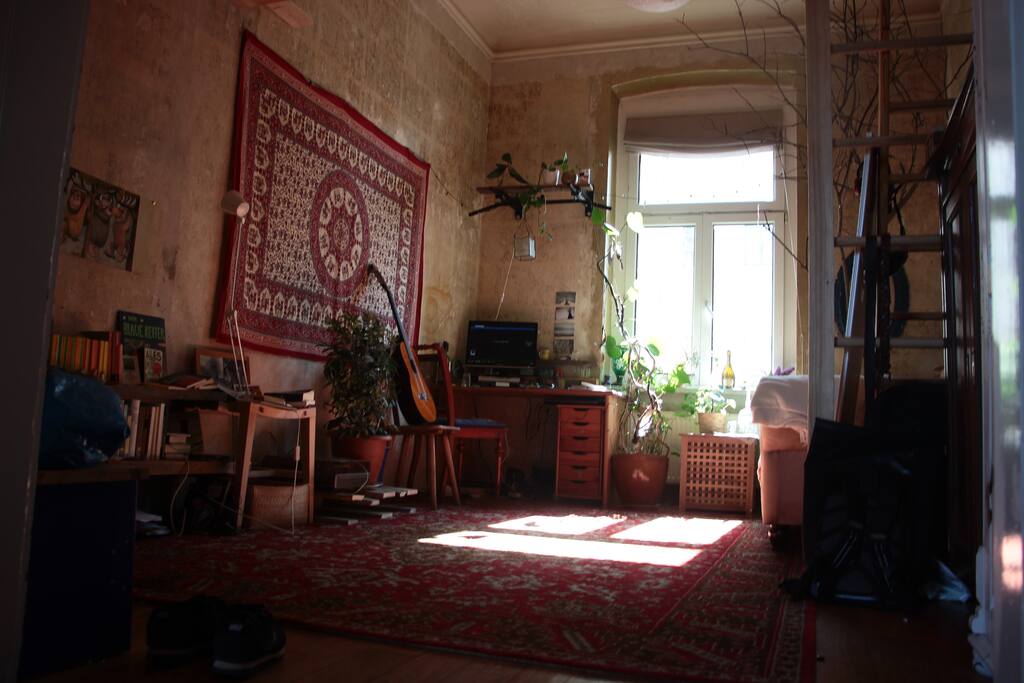 Hier seht ihr mein schönes Zimmer, morgens scheint die Sonne rein, das Hochbett ist über der Fotografin ;)