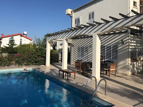 Charming Villa next to the sea