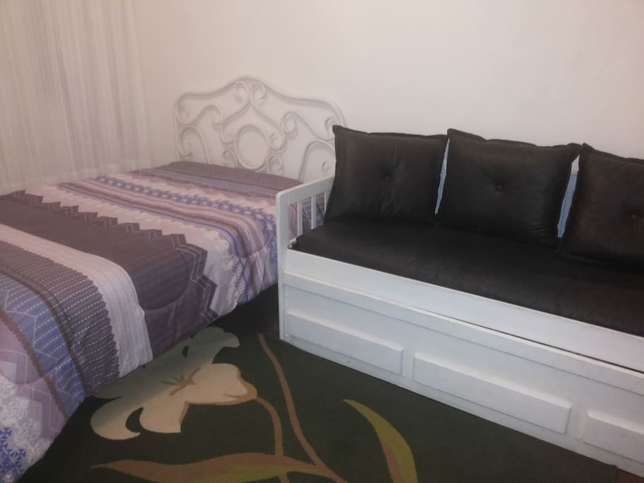 Suite com com uma cama de casal mais uma bicama, acomoda quatro pessoas.