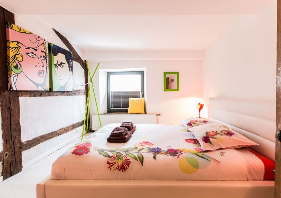 Поп-арт соба од страната на куќата. Кревет 160 см.