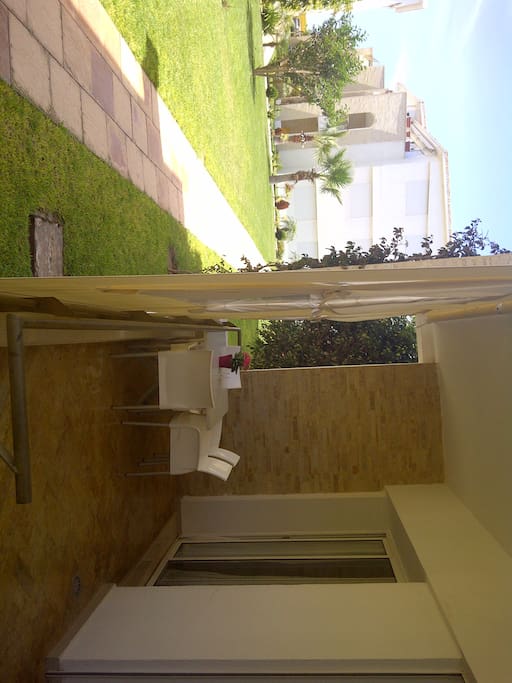 Notre terrasse avec notre rideau en tissus à fenêtre déjeuner en tout intimité
