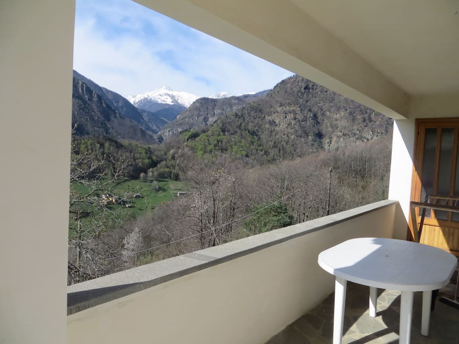 Balcone coperto e riparato con vista sulle montagne
