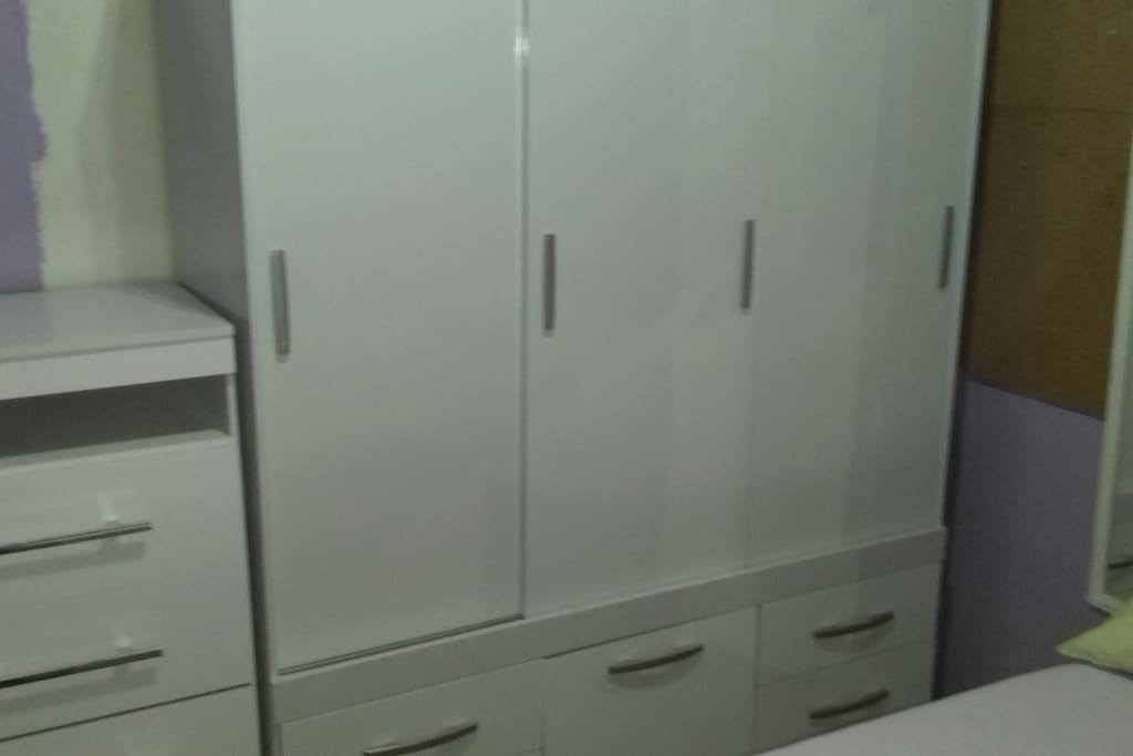 Armário e gavetas no quarto
