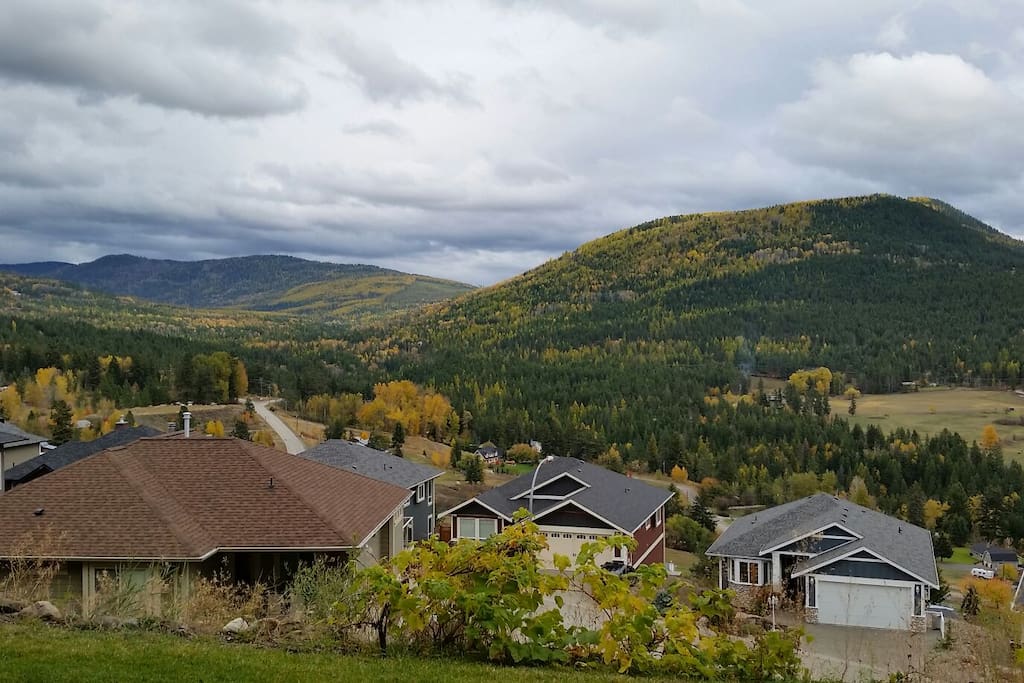 Beautiful view of the hillside. Silver Star is only a 15 min drive away!