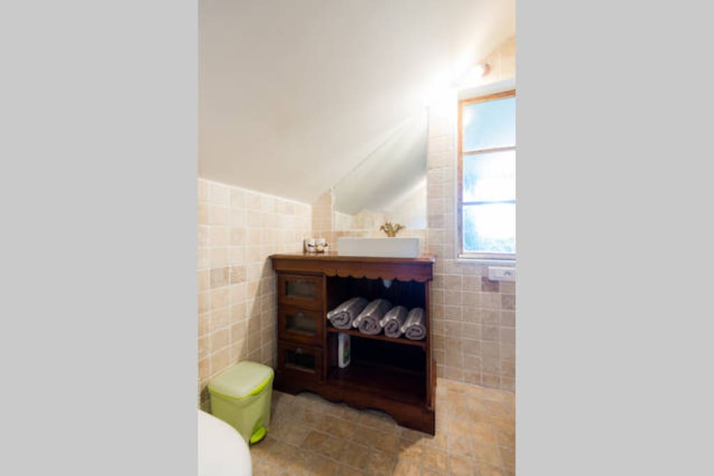 la salle de bain, le lavabos installé sur un ancien grainetiers