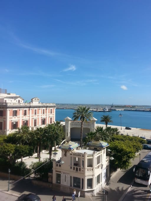 Vista mare dal balcone della camera viola