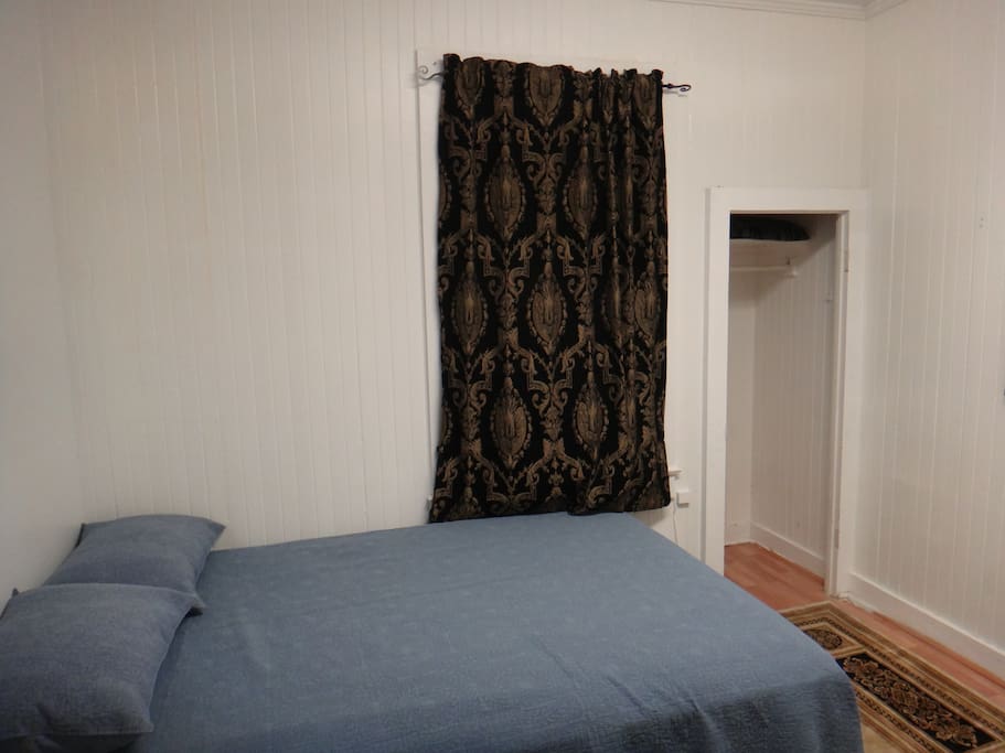 queen bed with pillows