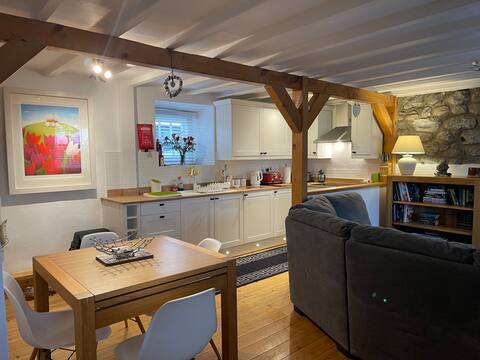 Dyffryn Ardudwy open plan Cottage with log burner