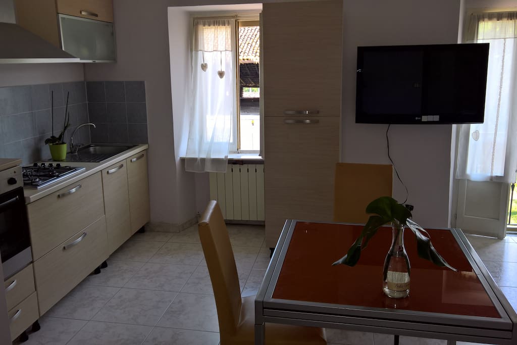 Cucina abitabile con tv