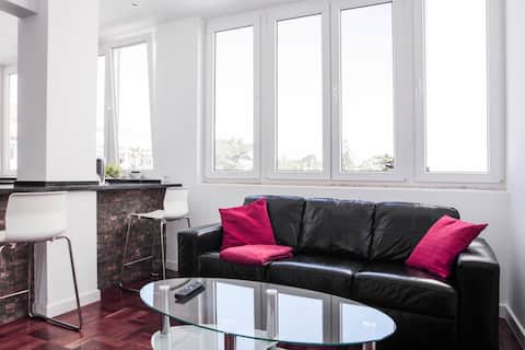 Airbnb em destaque: Beach and Lisbon. Big, gorgeous, 4 bedrooms, 3 WCs em União Das Freguesias De Carcavelos E Parede