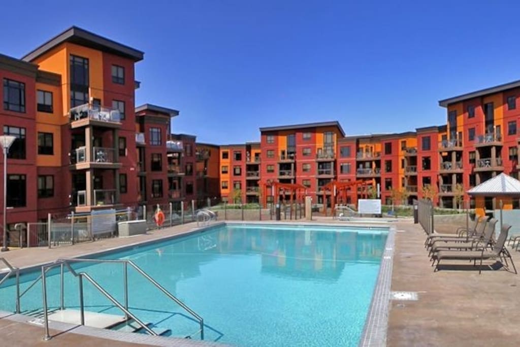 Rooftop pool and hot tub