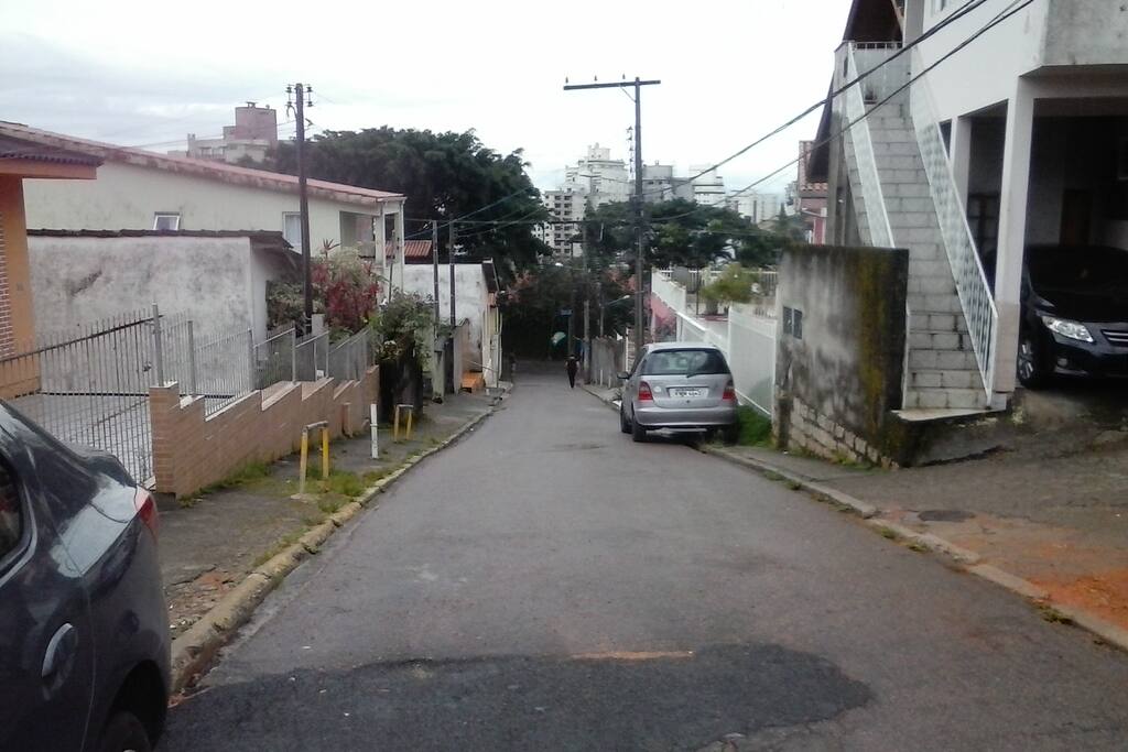 Para chegar a quitinete, tem uma subida