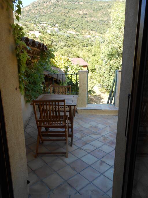 Entrée par cuisine et terrasse côté ouest