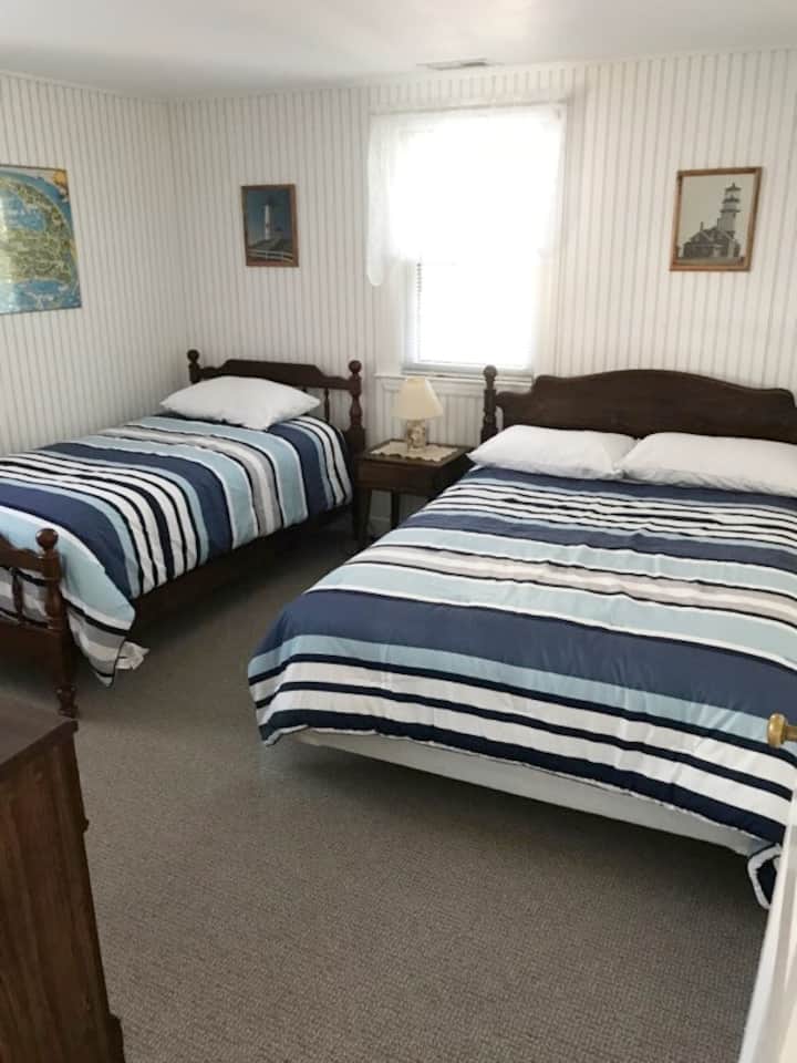 Segundo dormitorio con 1 cama completa y 1 cama doble, vestidor y armario.