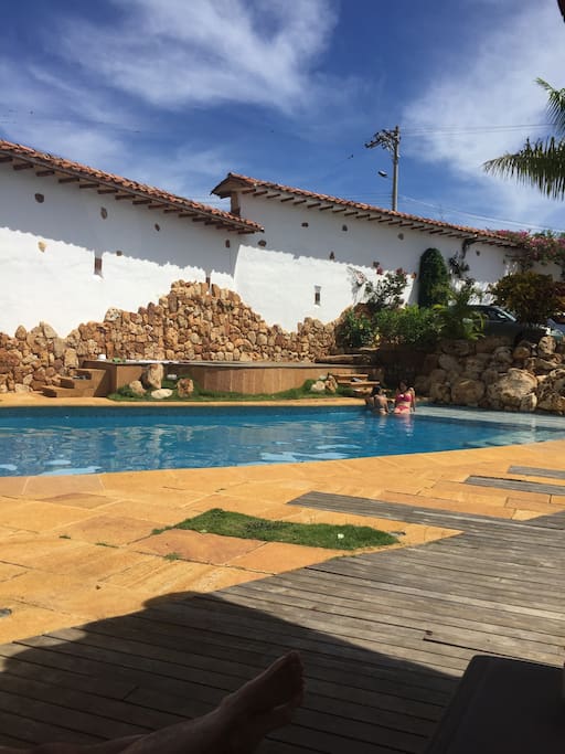 Bella y amplia piscina, rodeada de jardines