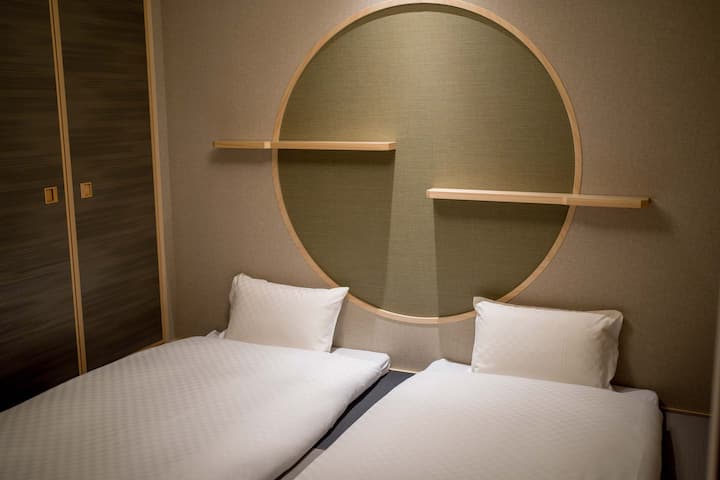 Imam dva kompleta futona.和室に布団を敷いてご利用ください。
Na raspolaganju su dva kompleta futona. Postavite futon u sobi u japanskom stilu.