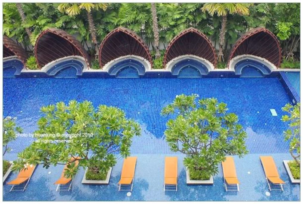 Swimming pool with jacuzzi