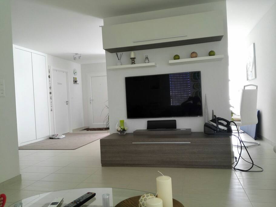 spazio living/tv con canali satellitari italiani, francesi, tedeschi, russi, compresi i matchs in diretta della Champions League e campionati di calcio nazionali italiani, svizzeri, tedeschi, spagnoli e inglesi.