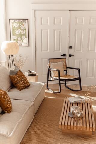 Stunning Wabi Sabi 3BR Space in Old Montreal gallery image 2