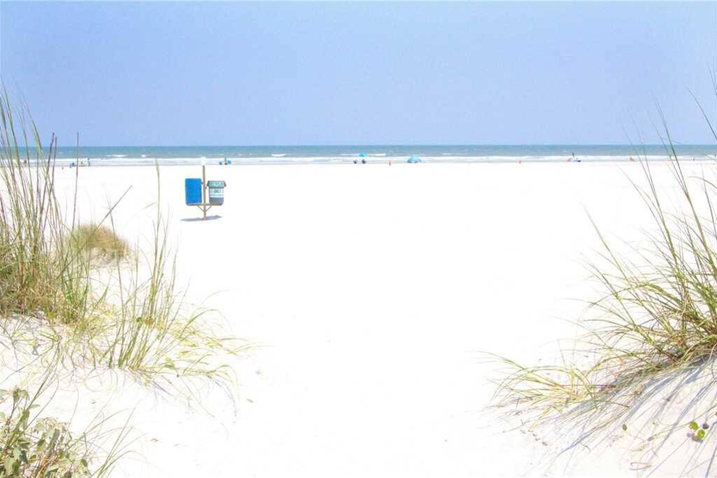 The white sand beaches of Florida are legendary - East coast or West, you'll find beautiful white sand beaches that will bewitch