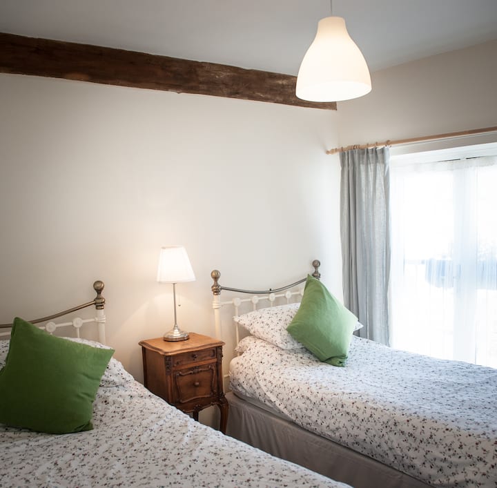 Hermosa habitación doble con balcón Juliette con vistas a la calle, Musbury. 